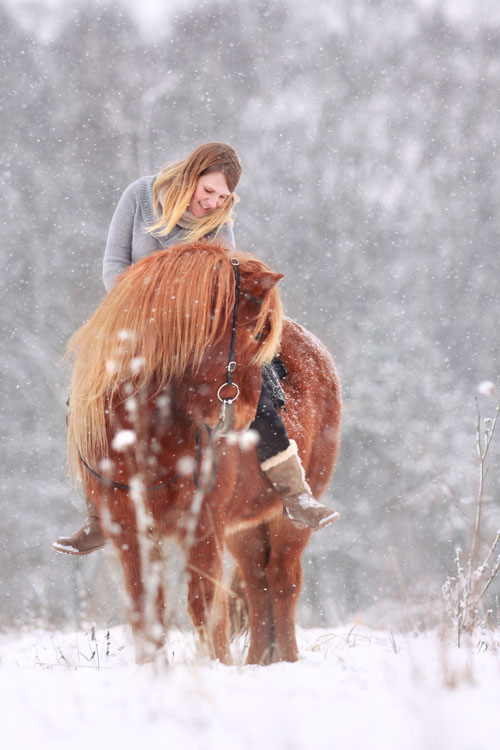 Reiter frei auf Pferd im Schnee